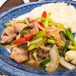 หมูผัดกะปิใต้แท้ราดข้าว