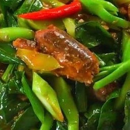 คะน้าปลากระป๋องราดข้าว