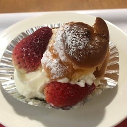 Strawberry Choux Puff 40฿ ตัวนี้รู้สึกครีมหวานไปนิด
