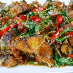 กะเพราปลาดุกทอด