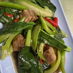 คะน้าหมูกรอบ (บังใบจั้มบ๊ะ)