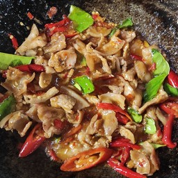 หมูชิ้นสไลด์ผัดกะปิ