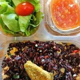 ข้าวไรซ์เบอร์รี่ผัดปลาสลิดใส่น้ำยำ