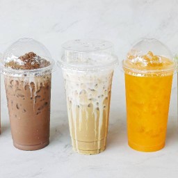 แม่แก้วกาแฟและผลไม้สดปั่น