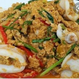 ปลาหมึกผัดผงกะหรี่