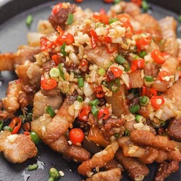 ข้าวเนื้อทอดคั่วพริกเกลือ