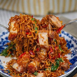 ผัดมาม่าขี้เมาหมูกลอบ