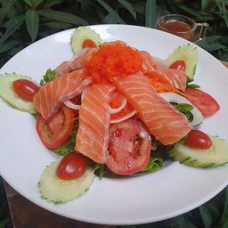 สลัดแซลมอนสดไข่กุ้ง