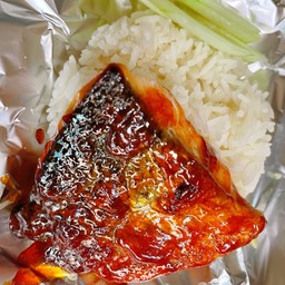 ข้าวปลาแซลมอนซอสเผ็ดเกาหลีเผ็ด เบาๆ
