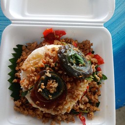 กะเพราไข่เยี้ยวม้าหมูสับ