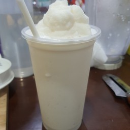 น้ำมะพร้าวปั่น นมสด พร้อมเนื้อมะพร้าว