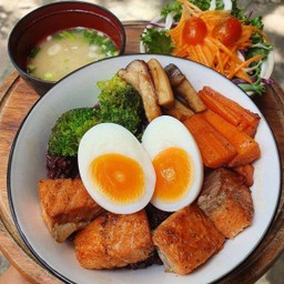 ข้าวแซลมอนย่างเทอริยากิ+ไข่ต้มยางมะตูม