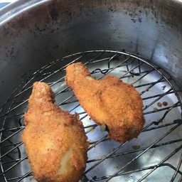 น่องไก่ทอดกรอบพริกไทยดำ