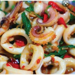 กะเพราปลาหมึก