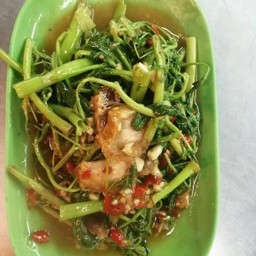 กระเฉดหมูกรอบ