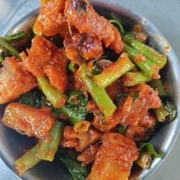 ผัดพริกแกง