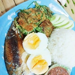 ข้าวเนื้อทอด+น้ำพริกกระปิแม่นก