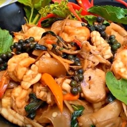 ผัดขี้เมาทะเล(กุ้ง+หมึกสด)เป็นกับข้าว