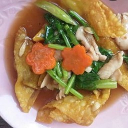 ราดหน้าหมูเกี๊ยวกรอบ