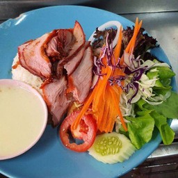 ข้าวหมูแดงน้ำสลัด