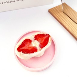 Daifuku strawberry white chocolate Size M (1ลูก)