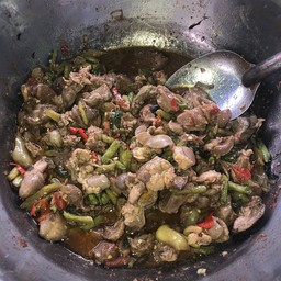 ผัดกระเพราเครื่องในไก่