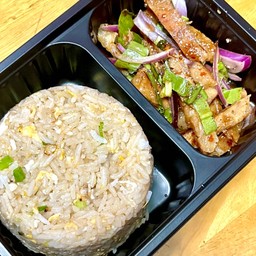 ข้าวผัดไข่+น้ำตกหมูย่างสุดแซ่บ