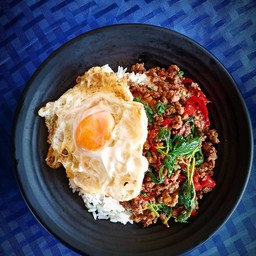 ผัดกระเพราเนื้อโคขุนไข่ดาว