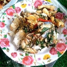 ปลาทูผัดกระเพราราดข้าว