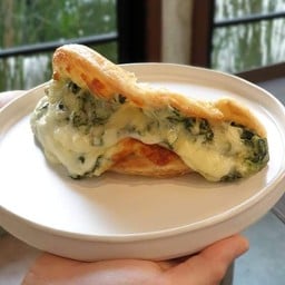 โรตีนุ่มผักโขมอบชีส