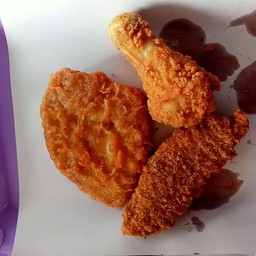 น่องไก่1ชิ้น+ไก่แผ่นไม่มีกระดูก1ชิ้น+ไก่ไม่มีกระดูก1ชิ่นแถมน้ำเอส1แก้ว