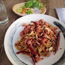 สปาเก็ตตี้ไส้กรอกอีสานคั่ว