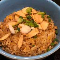 ข้าวกระเทียม