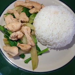 ผัดคะน้าไก่ราดข้าว
