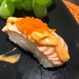 ซูชิแซลมอนเบริน์ไฟสไปซี่ไข่กุ้ง 2 คำ