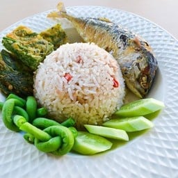 ข้าวคลุกน้ำพริกกะปิ ปลาทู ไข่ชะอม (เซ็ท)