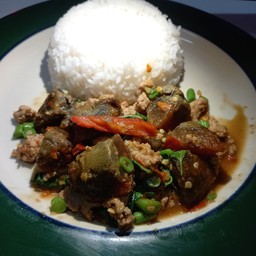 ข้าวราดกระเพราไข่เยี่ยวม้า