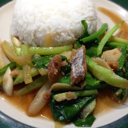 ผัดคะน้าปลาเค็มราดข้าว