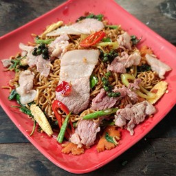 มาม่าผัดขี้เมาเบคอน (Spicy stir fried instant noodle with bacon and basil leaf )