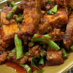 พริกแกงหมูกรอบ 1ขีด+ข้าวเปล่า 1ถุง