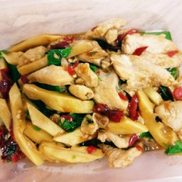 กระเพราไก่ หน่อไม้ กับข้าว