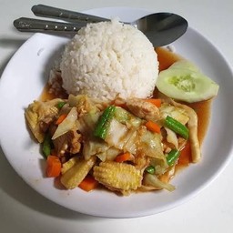 ผัดผักรวมราดข้าว