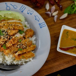 ข้าวหน้าไก่กรอบ ซอสจิ้มแจ่ว