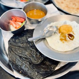 โรตีชาร์โคล+แกงถั่ว+ไข่ดาว