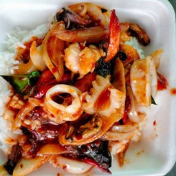 ผัดน้ำพริกเผาหมึกเราดข้าว