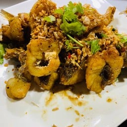 ปลากระพงทอดผัดพริกเกลือกาลิค