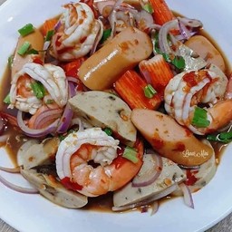ยำกุ้ง หมูยอ ไส้กรอก ปูอัด