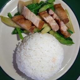 ผัดคะน้าหมูกรอบราดข้าว