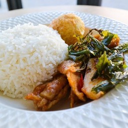 ข้าวกระเพราตามใจ ไข่ลาวา