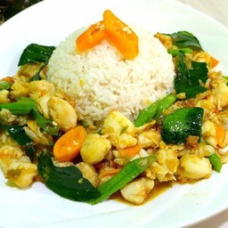 ข้าวกรรเชียงปูผัดพริกเหลือง